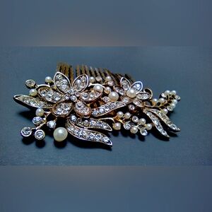 Vintage Pearl and Rhinestone Metal Hair Comb, Goldtone Metal. Vintage 1980s.